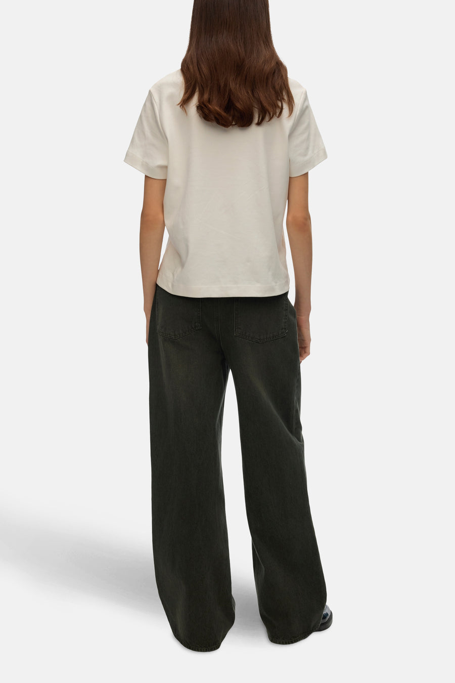 Gekleurde groene jeans van VERO MODA, wijde pasvorm, met een persoon die een wit T-shirt draagt.