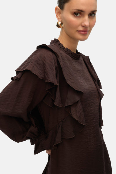 Bruine lange mouwen jurk van Vero Moda, met decoratieve ruches en pofmouwen.