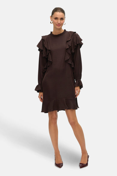 Bruine jurk met lange mouwen van VERO MODA®, met ruches en een glanzende afwerking, gedragen met bordeauxrode pumps.