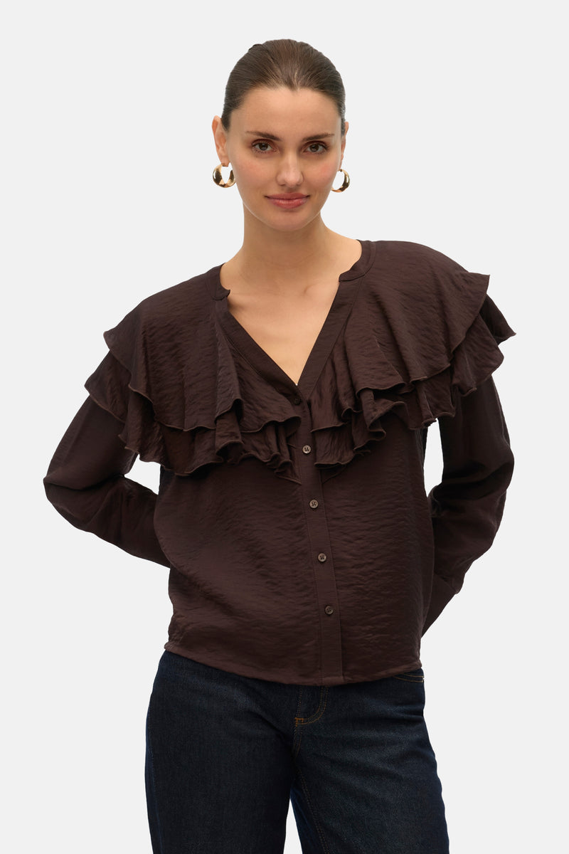 Bruine blouse met lange mouwen van VERO MODA, versierd met ruches en gedragen met een blauwe jeans.