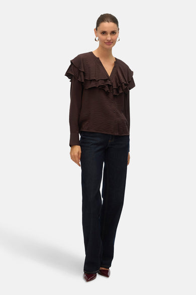 Bruin overhemd met lange mouwen van VERO MODA® met decoratieve ruches, gedragen met een donkerblauwe jeans en bordeauxrode pumps.
