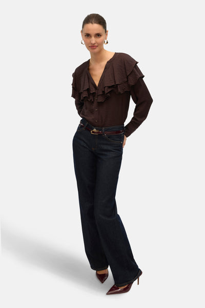 Bruin overhemd met lange mouwen van VERO MODA, met decoratieve ruches en gedragen met een donkerblauwe jeans.