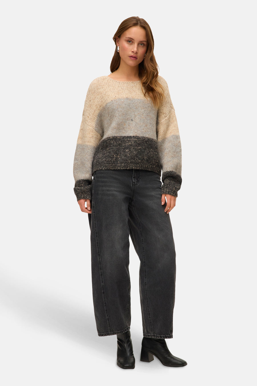 Beige ronde hals trui van VERO MODA, met horizontale strepen en lange mouwen.