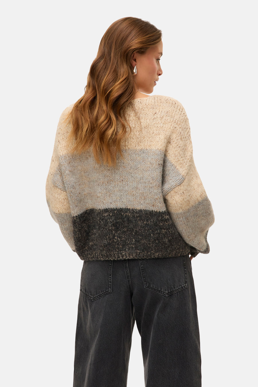 Beige ronde hals trui van VERO MODA®, met horizontale strepen en gedragen met een zwarte high-waist jeans.
