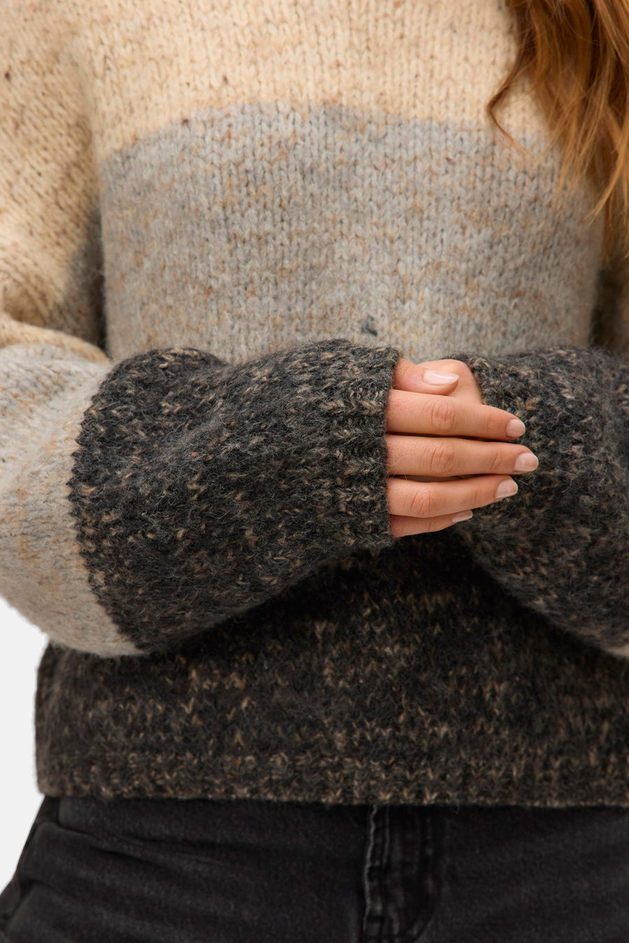 Beige ronde hals trui van Vero Moda, gestreept, met gebreide textuur en lange mouwen.
