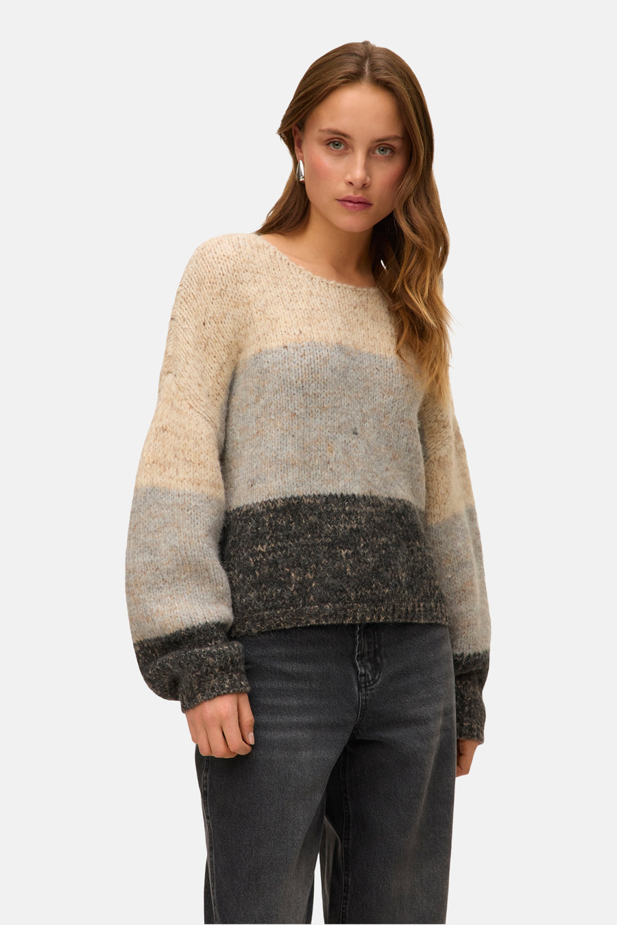 Beige ronde hals trui van Vero Moda, met strepenpatroon en pofmouwen, gedragen met een zwarte jeans.