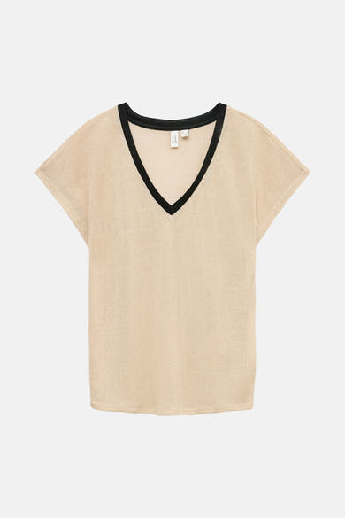 T-shirt à manches courtes beige de VERO MODA avec col en V noir.