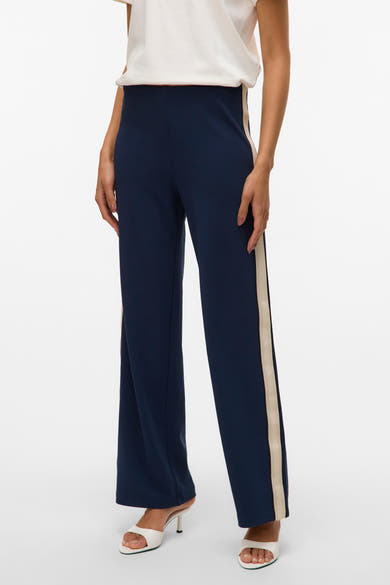 Pantalon bleu marine avec bande contrastée par VERO MODA®, coupe droite, porté avec un haut blanc.
