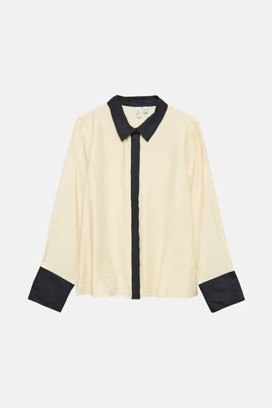 Beige overhemd met lange mouwen van VERO MODA, met zwarte kraag en manchetten, op een effen achtergrond.