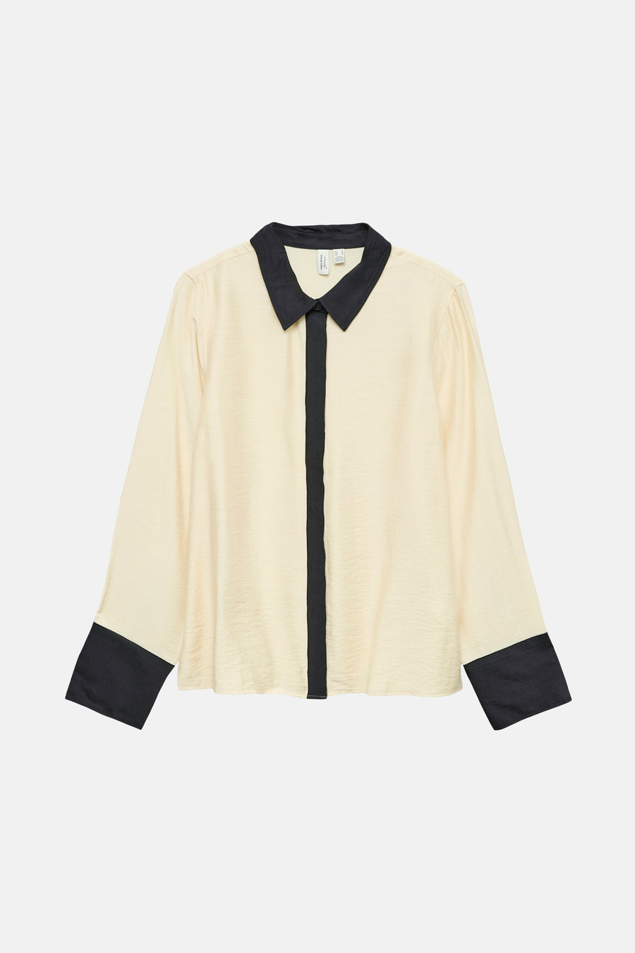 Beige overhemd met lange mouwen van VERO MODA, met zwarte kraag en manchetten, op een effen achtergrond.