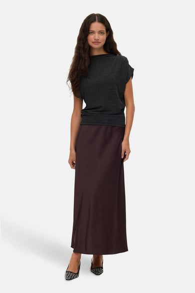 Zwart T-shirt met korte mouwen van Vero Moda, gedragen met een lange bruine rok en schoenen met versieringen.