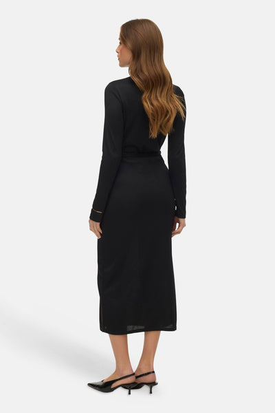 Zwarte jurk van VERO MODA, aansluitende pasvorm, lange mouwen en midi-zoom.