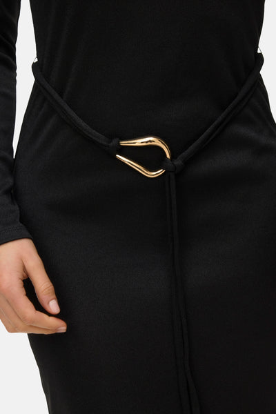 Robe noire de VERO MODA, avec une ceinture nouée et une boucle dorée à la taille.