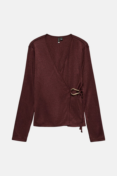 Bordeaux blouse met lange mouwen van Vero Moda, versierd met een gouden ring en een wikkelmodel.
