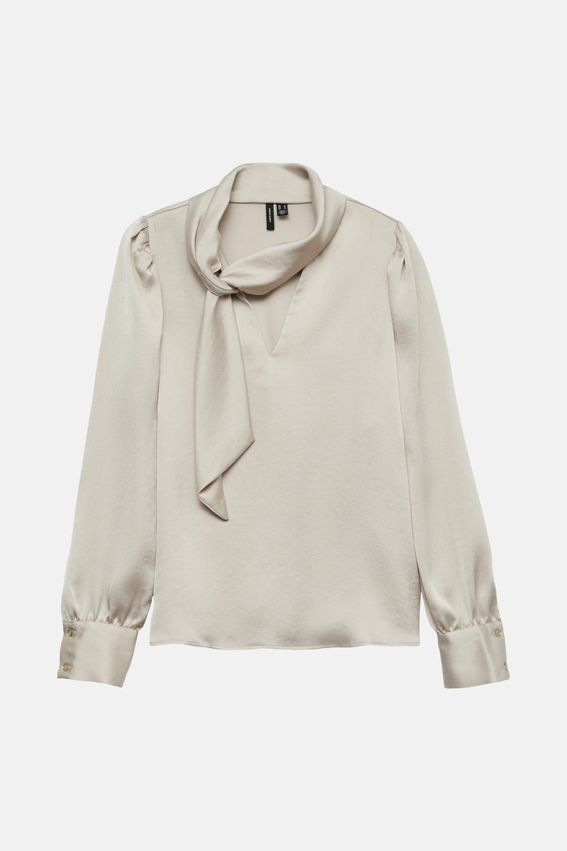 Beige blouse met lange mouwen van Vero Moda, met een gedrapeerde sjaalkraag en knoopmanchetten.