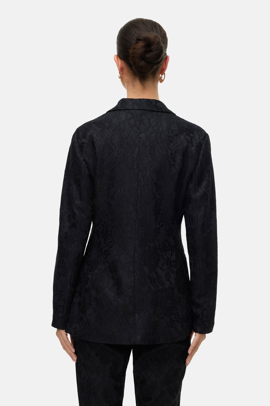 Zwarte blazer van VERO MODA met textuurpatroon, getailleerde kraag en aansluitende pasvorm, van achteren gezien.