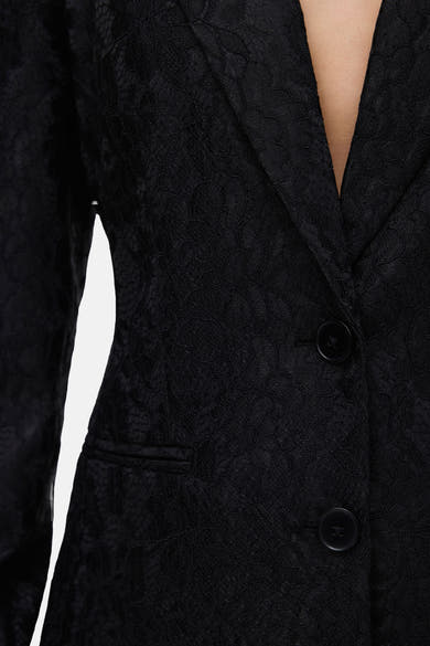 Zwarte kanten blazer van VERO MODA, met een sluiting met twee knopen en een paspelzak.
