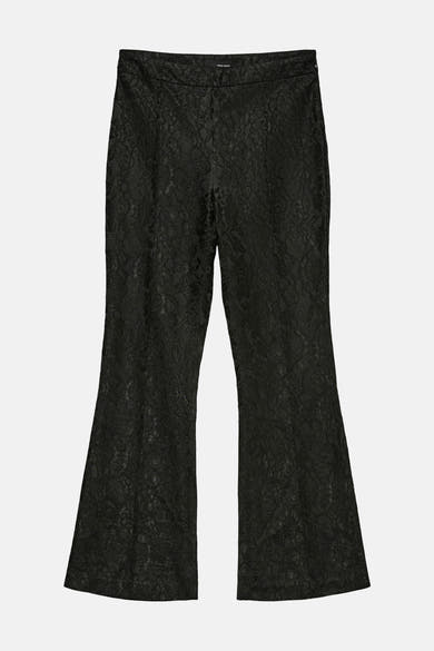Zwarte kanten broek van VERO MODA, met uitlopende pijpen en verticale naden.
