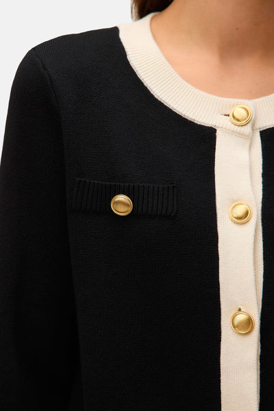 Gilet noir de VERO MODA avec finitions écrus et boutons dorés.