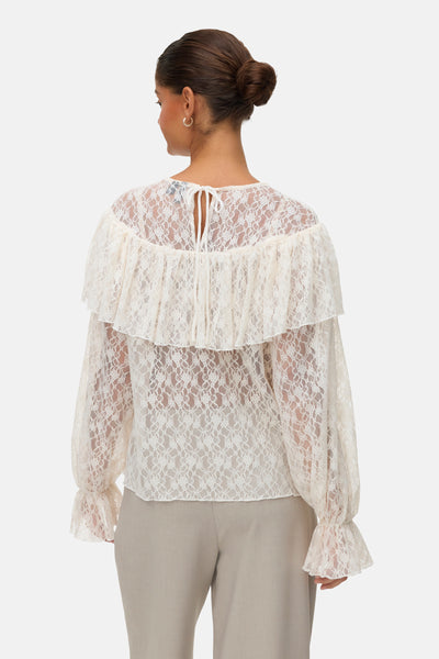 Wit overhemd met lange mouwen van VERO MODA, met kanten details en een ruchekraag.