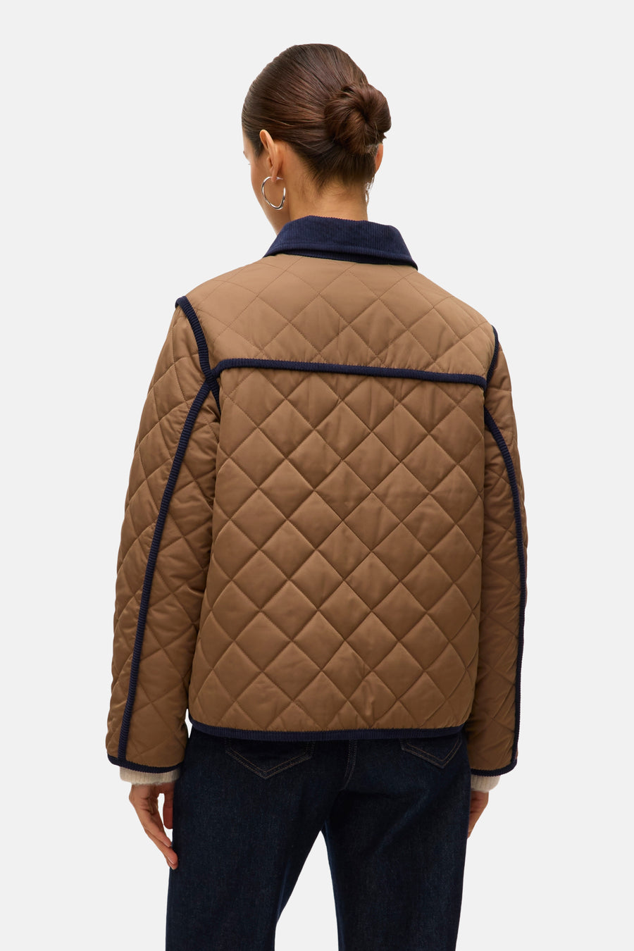 Veste courte marron de VERO MODA, matelassée avec motif losanges, garniture contrastée bleu marine, vue de dos.