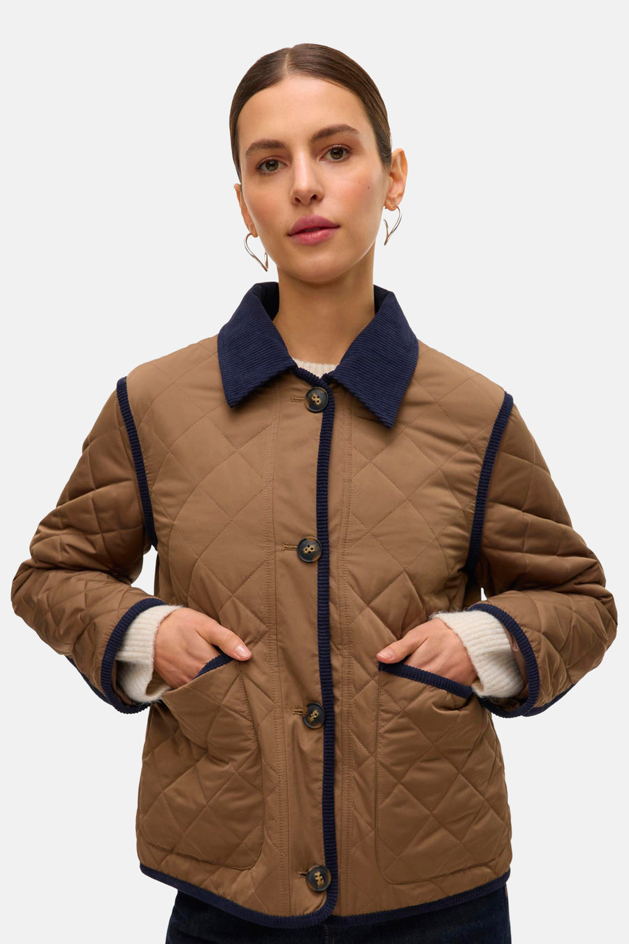 Veste courte marron de Vero Moda avec texture matelassée à losanges et bordures contrastantes bleu marine.