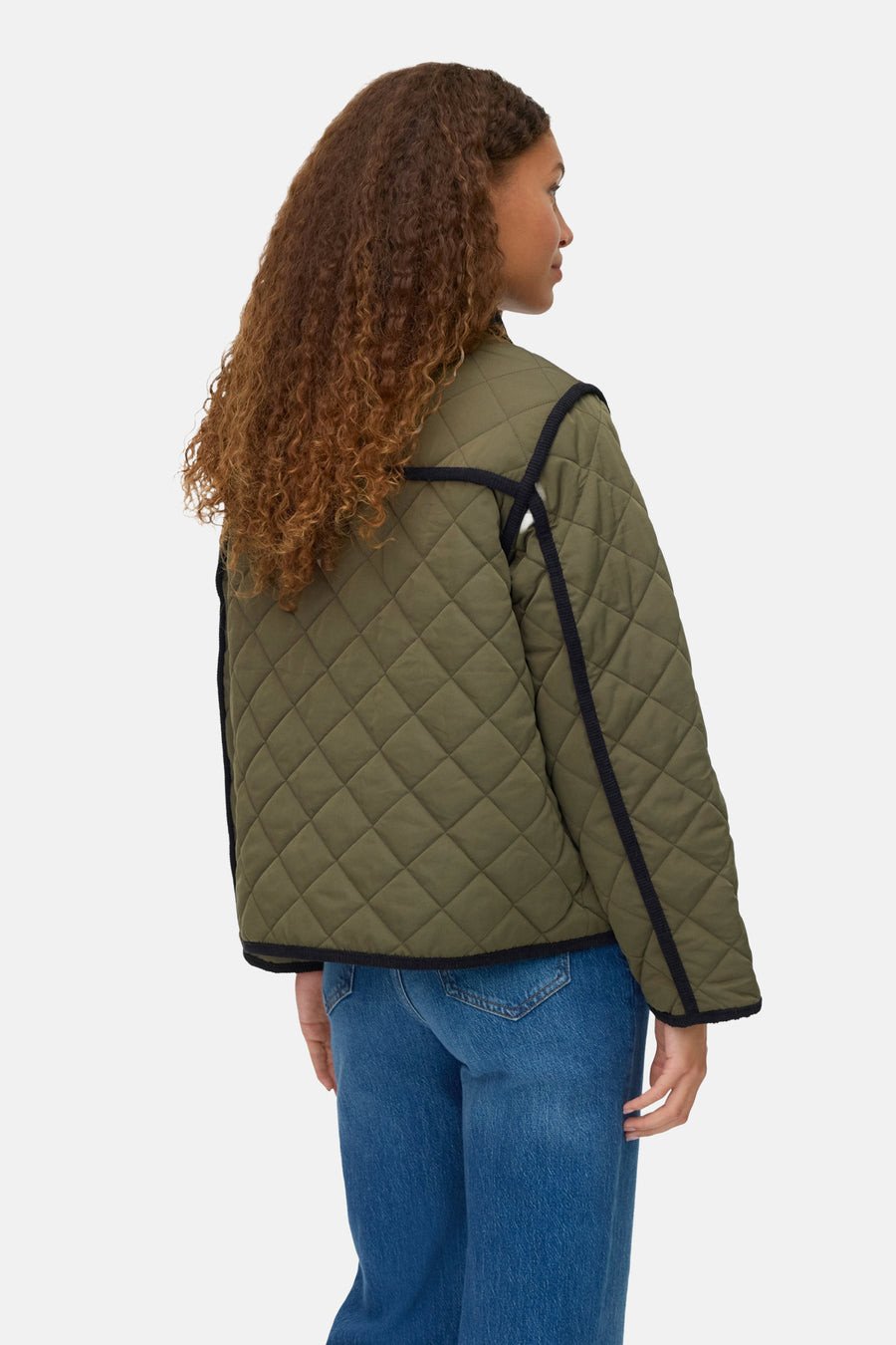 Kort groen jasje van VERO MODA, met ruitvormig doorgestikt patroon en contrasterende zwarte bies.