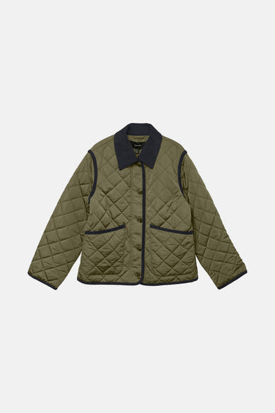 Kort groen gewatteerd jasje van VERO MODA, met kraag en biesjes van marineblauw corduroy, opgestikte zakken.