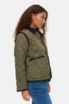 Korte groene jas van VERO MODA® met doorgestikt patroon, zwarte biesdetails en knopen.