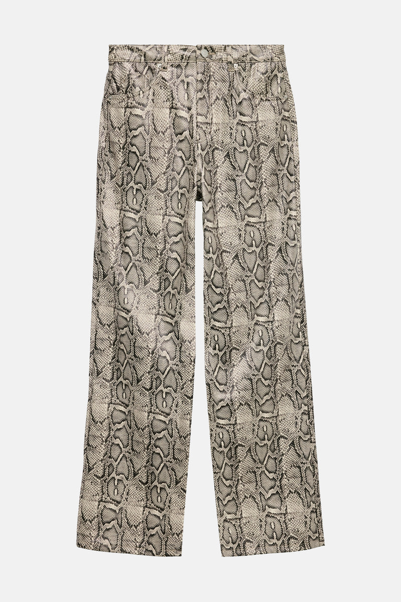 Slangenprint broek van VERO MODA, met achterzakdetails en slangenleertextuur.