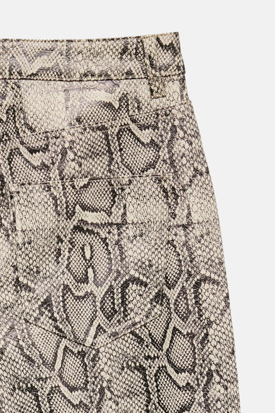Pantalon à motifs serpent par VERO MODA, avec détails de poches arrière et texture peau de serpent.
