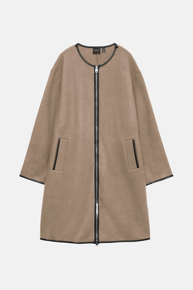 Manteau long beige de VERO MODA avec fermeture éclair sur le devant et finitions noires.