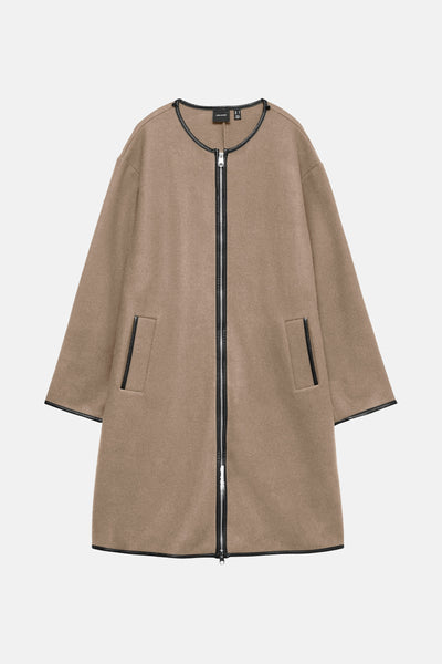 Manteau long beige de VERO MODA avec fermeture éclair sur le devant et finitions noires.