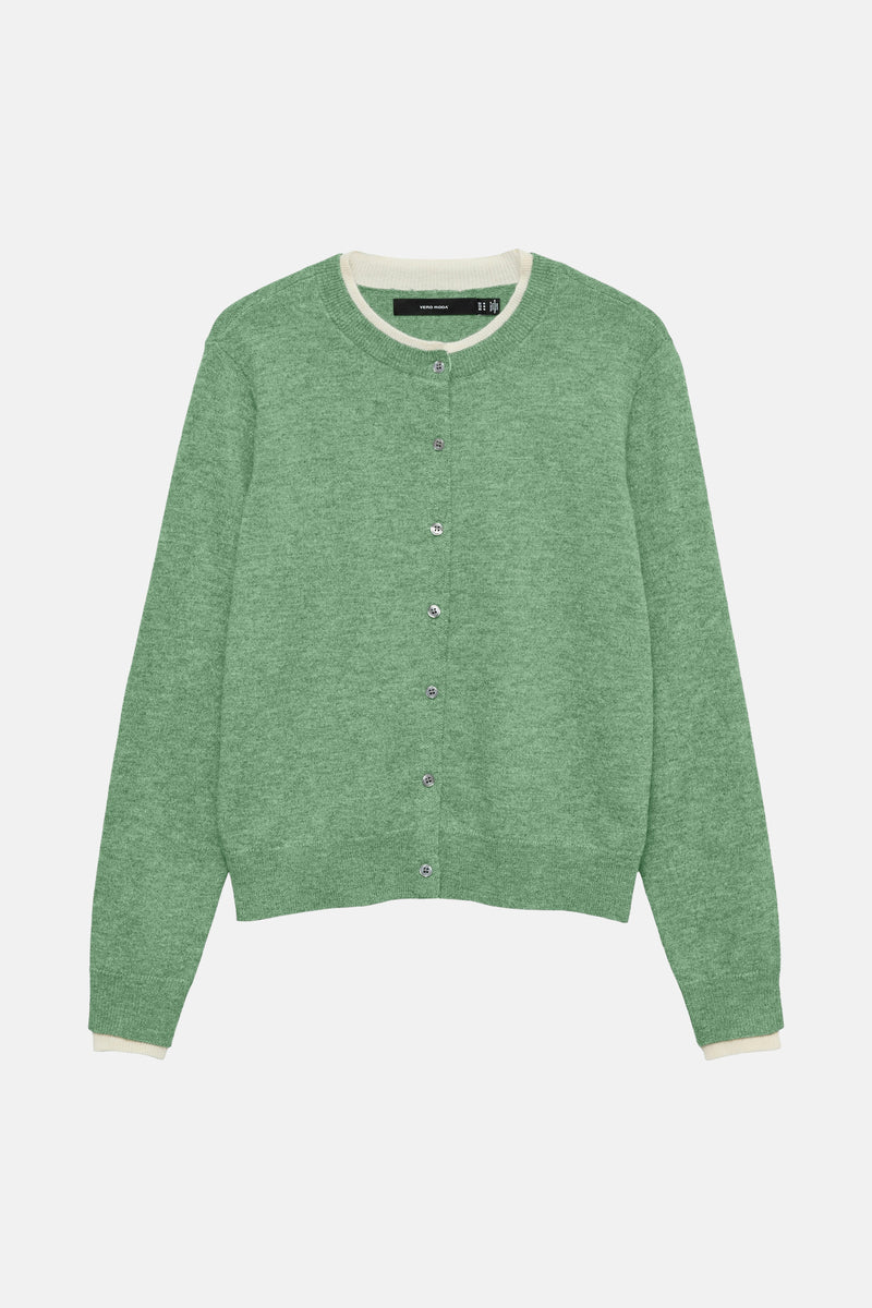 Groene gebreide cardigan van VERO MODA met knopen, witte geribbelde halslijn en manchetten.