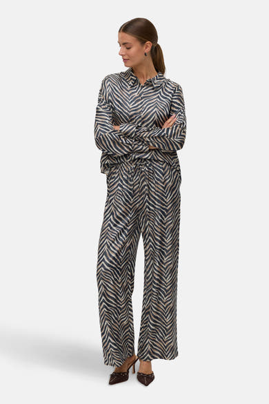 Pantalon VERO MODA multicolore à motif zébré avec des chaussures marron à talons.
