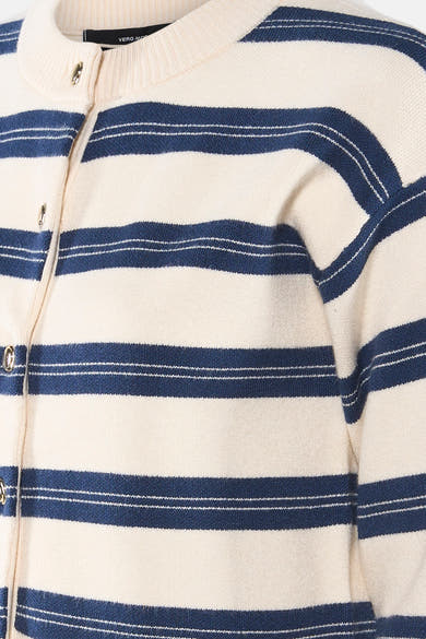 Cardigan rayé écru et bleu marine de VERO MODA, avec des boutons argentés et une texture en tricot.
