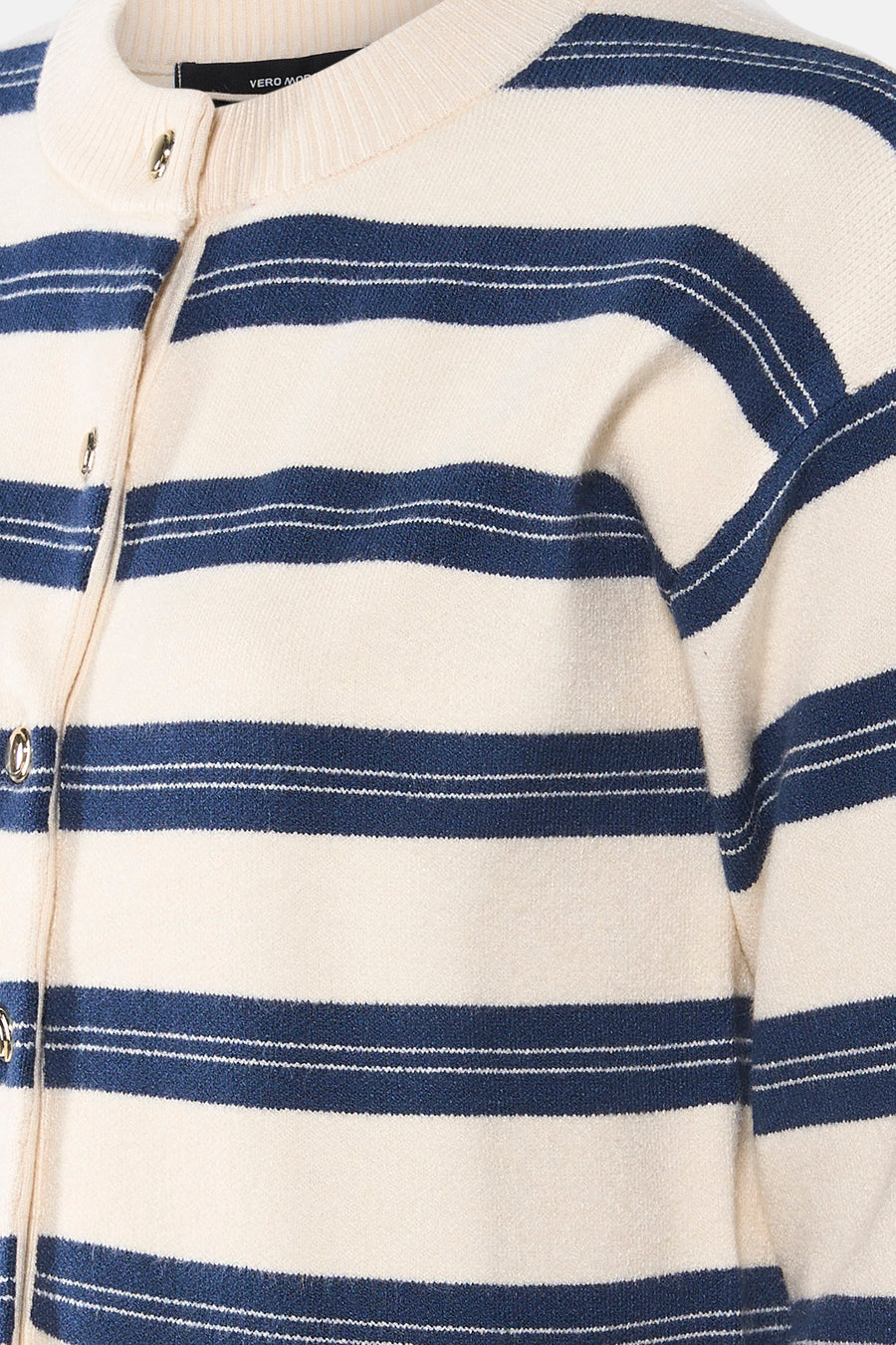 Cardigan rayé écru et bleu marine de VERO MODA, avec des boutons argentés et une texture en tricot.
