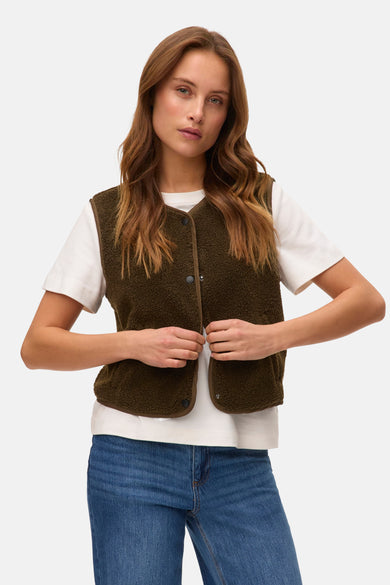 Groen fleecevest van VERO MODA, gedragen met een wit T-shirt en een blauwe jeans.