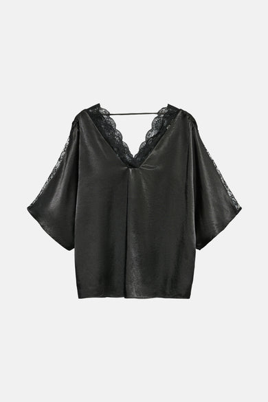 Zwart T-shirt met korte mouwen van Vero Moda, versierd met kant bij de halslijn en mouwen.