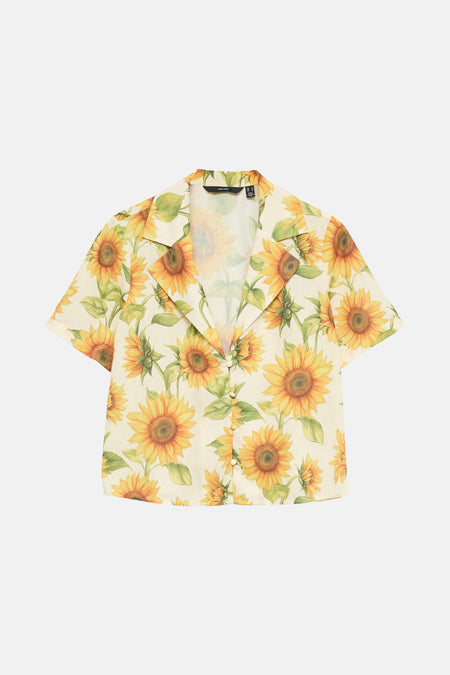 Multikleuren blouse met korte mouwen van VERO MODA met zonnebloemprint op gebroken witte achtergrond.