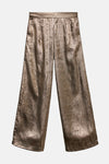 Gouden broek van Vero Moda, wijde pasvorm en glanzende textuurstof.