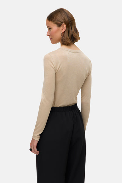 Beige T-shirt met lange mouwen van VERO MODA, gedragen met een zwarte broek met hoge taille.