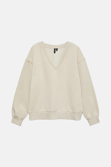 Sweat beige de Vero Moda, avec des détails perlés aux épaules.

