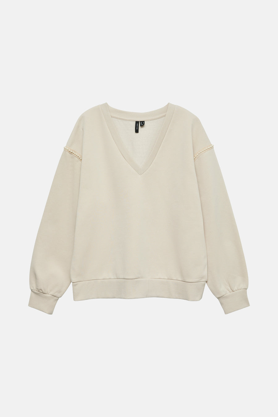 Sweat beige de Vero Moda, avec des détails perlés aux épaules.
