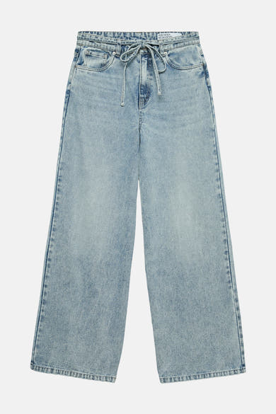 Wijde spijkerbroek in lichtblauw denim van VERO MODA, achterzakdetail en riemlussen.
