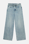 Wijde spijkerbroek in lichtblauw denim van VERO MODA, achterzakdetail en riemlussen.