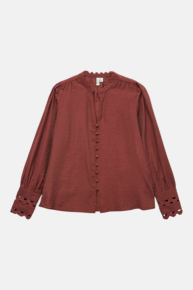 Baksteenrode blouse met lange mouwen van VERO MODA, met opstaande golvende kraag en kanten manchetten.
