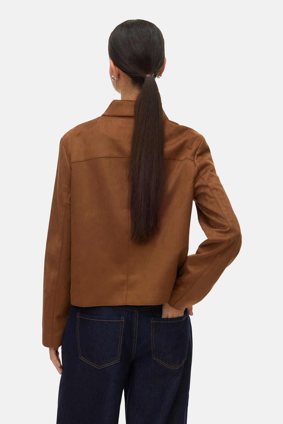 Veste courte cognac de VERO MODA, vue de dos, portée avec un jean bleu foncé.
