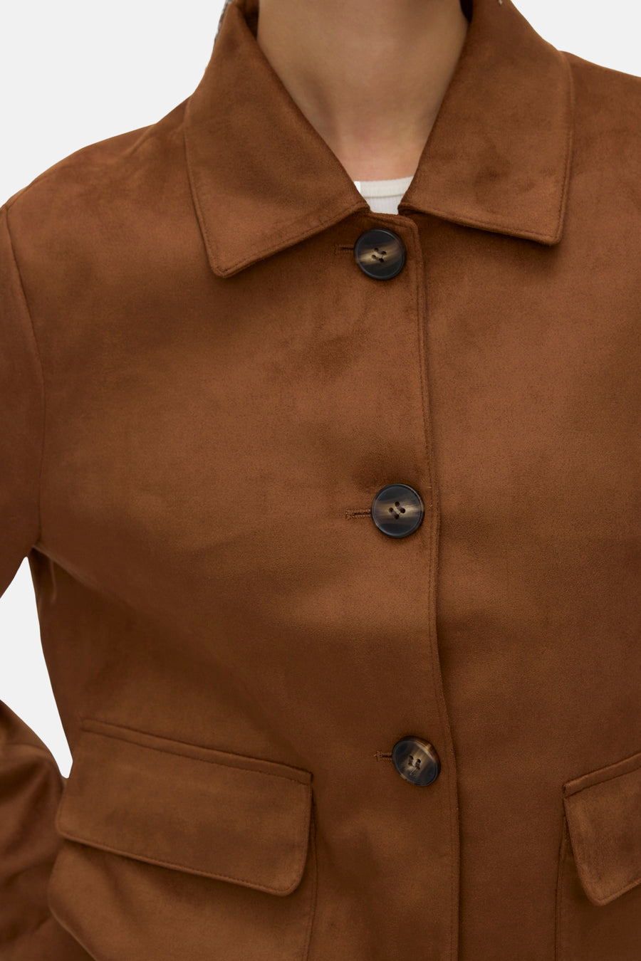 Veste courte cognac de Vero Moda, avec fermeture boutonnée et poches plaquées.