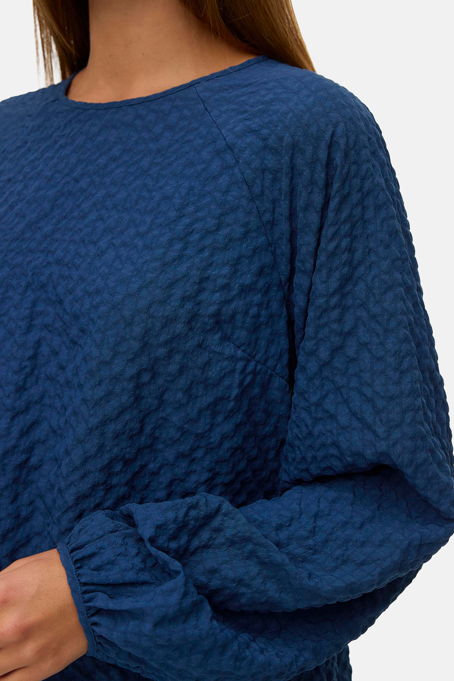 Blouse à manches longues bleue de VERO MODA® en tissu texturé gaufré avec manches bouffantes.